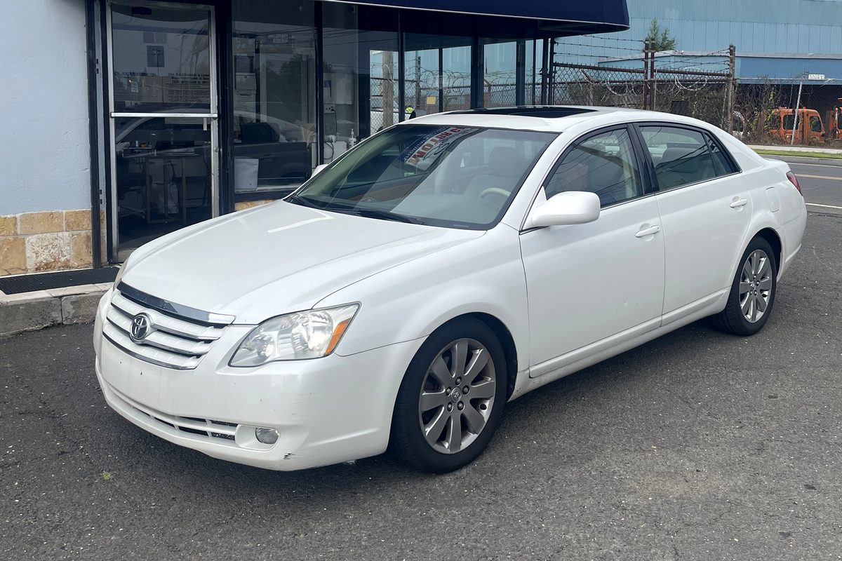 2007 Toyota Avalon in white